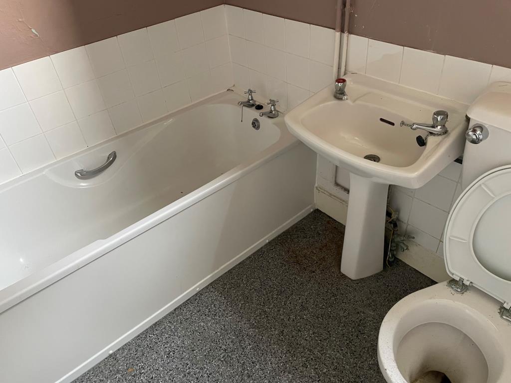 Lot: 99 - HOUSE ARRANGED AS TWO FLATS WITH LARGE GARDENS - First floor bathroom with white units